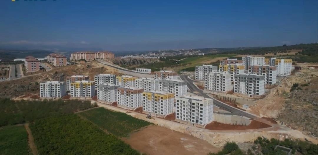 Hatay İli Altınözü İlçesi Karsu Mahallesi 364 Adet Konut, 1 Adet 5 Dükkanlı Ticaret Merkezi İnşaatı ile Altyapı ve Çevre Düzenlemesi İşi