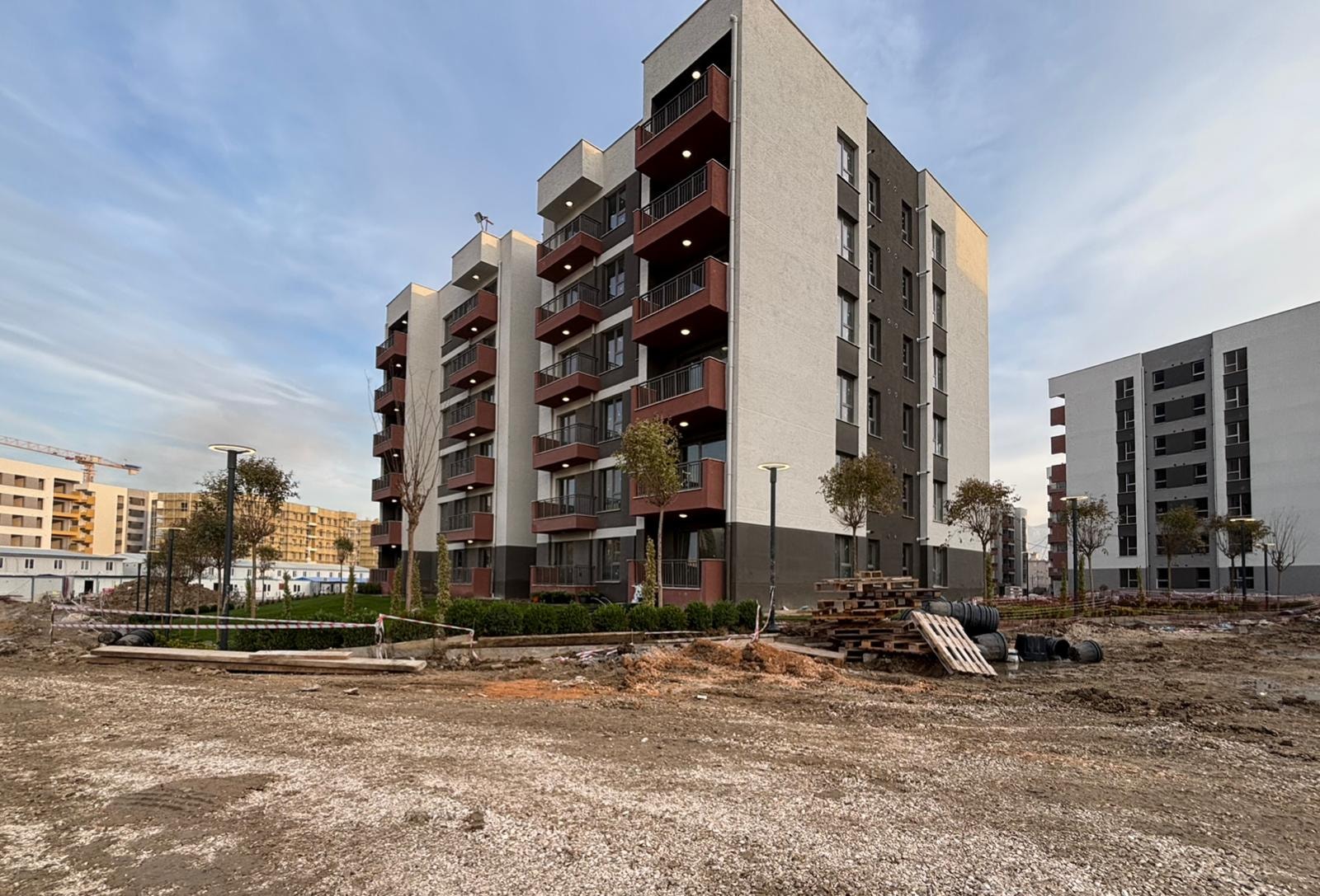Hatay İli Antakya İlçesi 865 Konut 1 İşmerkezili 176 Dükkan Elektrik Altyapı ve Aydınlatma Projesi